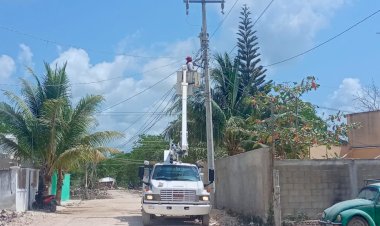 Iluminan la calle principal de la colonia Avante 4ta sección, Cancún