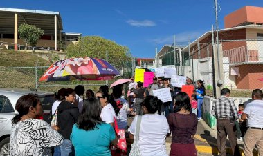 Padres de familia denuncian imposición de Directora, toman jardín de niños