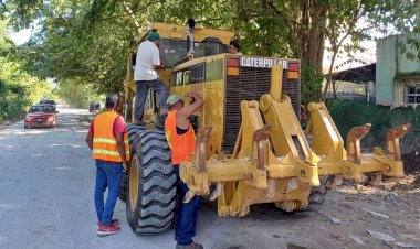 Inicia raspado y limpieza del acceso principal de la colonia Fraternidad Antorchista de Chetumal