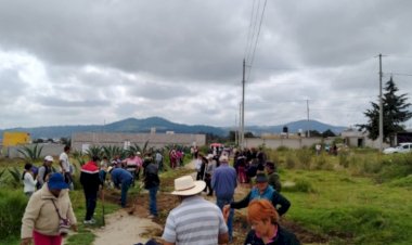 Vecinos unidos de Tlaxcala rehabilitan camino ante inacción gubernamental